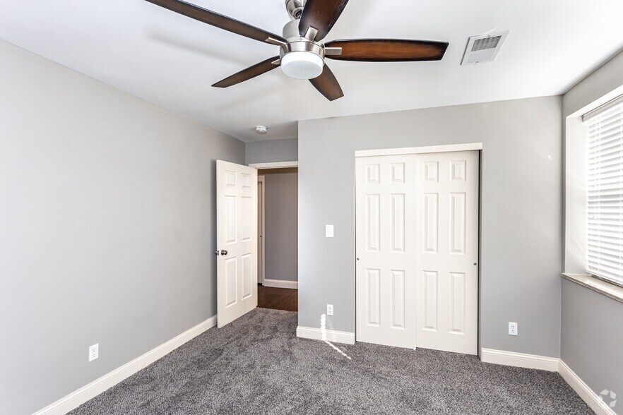 More Photos Of 4339 Roanoke Pkwy, Kansas City Apartments For Sale