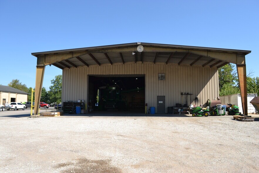 More Photos Of 1111 W 3rd St, Rushville Freestanding For Lease