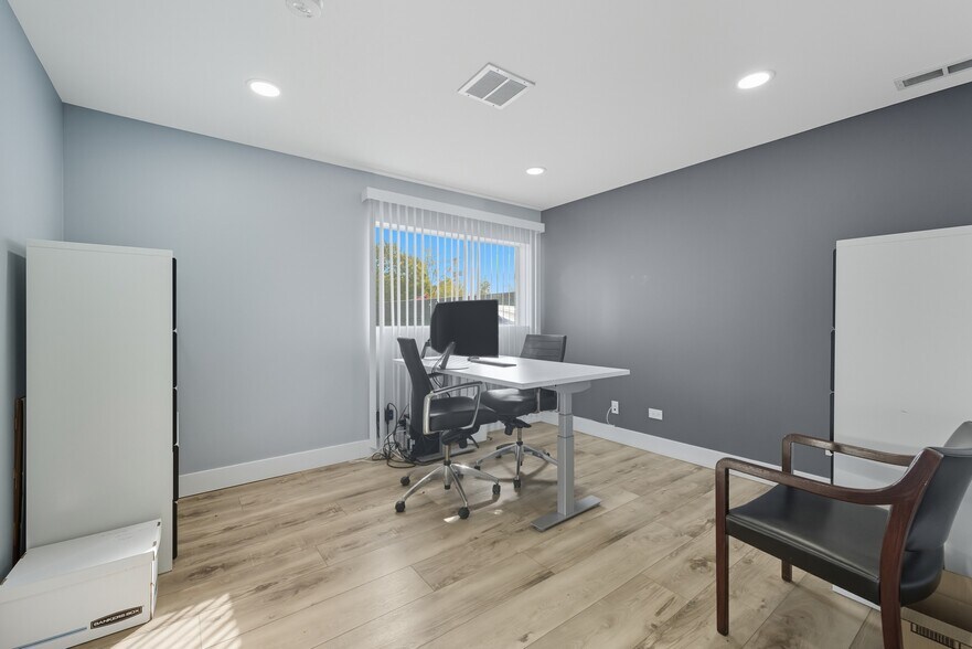 More Photos Of 801 W Grant Hwy, Marengo Showroom For Lease