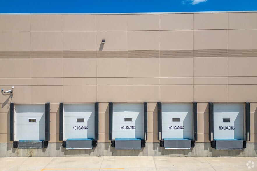 More Photos Of 58 Aero Dr NE, Calgary Warehouse For Lease