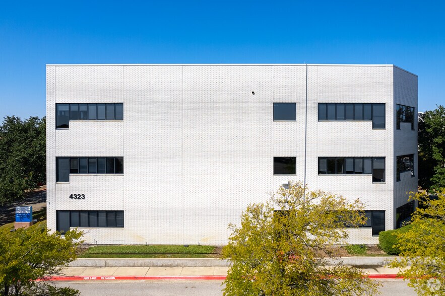 More Photos Of 4323-4343 N Josey Ln, Carrollton Hospital For Lease