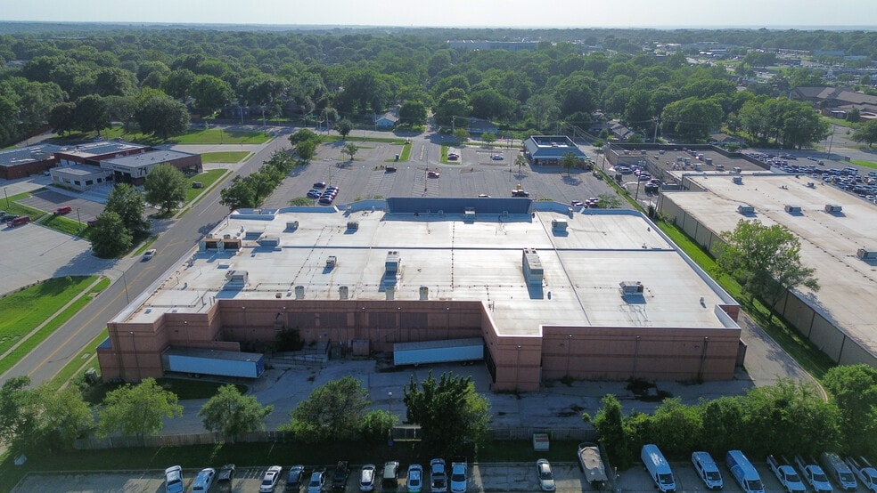 More Photos Of 6495 Quivira Rd, Shawnee General Retail For Lease