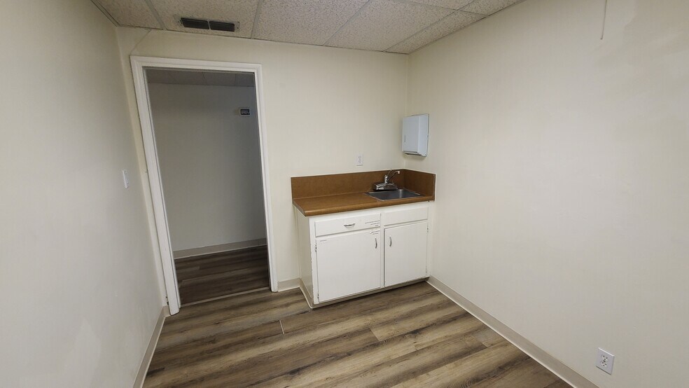 More Photos Of 215 China Grade Loop, Bakersfield Medical For Sale