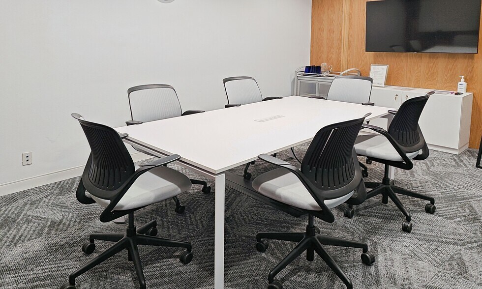 More Photos Of 1 Dundas St W, Toronto Coworking Space