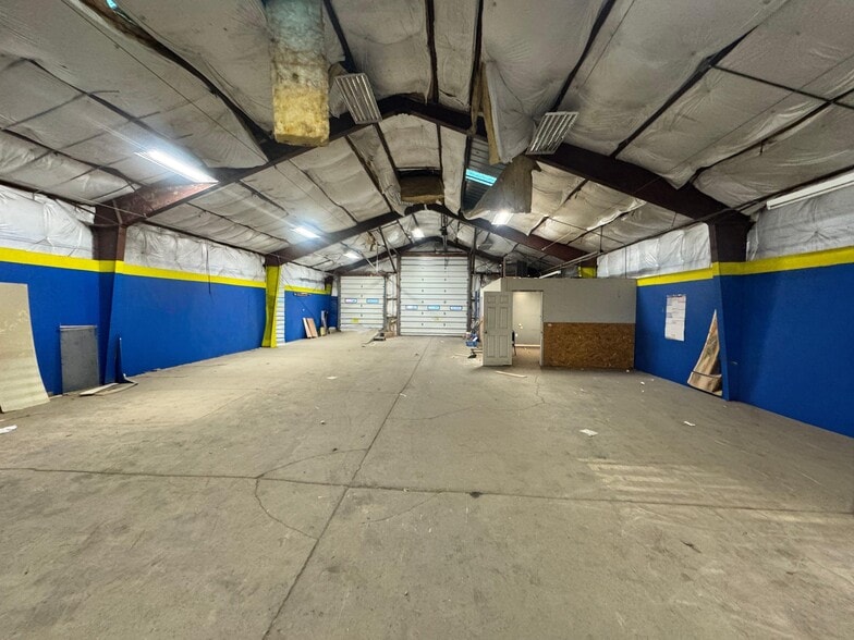 More Photos Of 304 W Second St, East Syracuse Warehouse For Lease