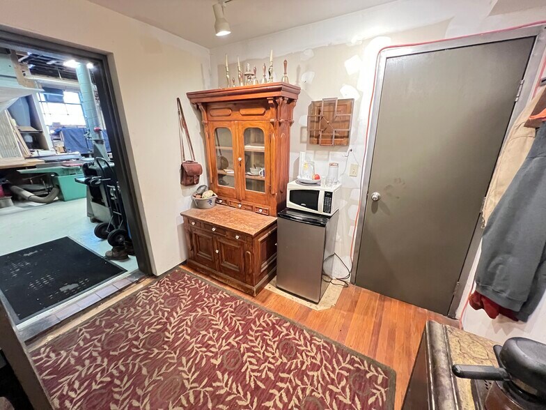 More Photos Of 1438-1442 Light St, Baltimore Showroom For Sale