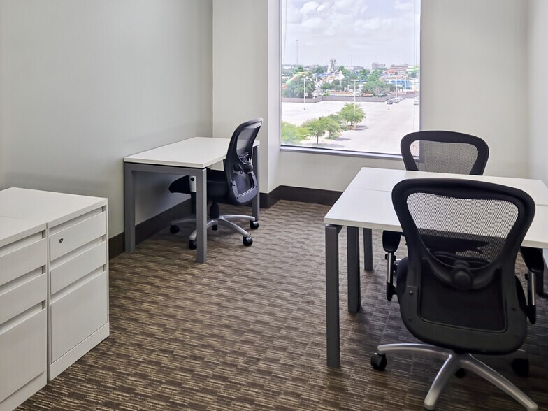 More Photos Of 2000 E Lamar Blvd, Arlington Coworking Space