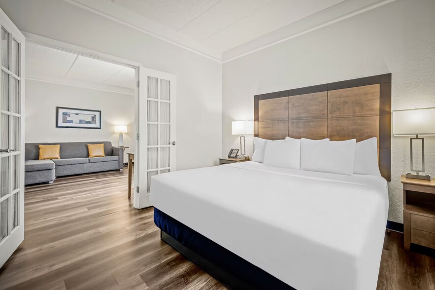 More Photos Of 8730 NW 27th St, Miami Hotel For Sale