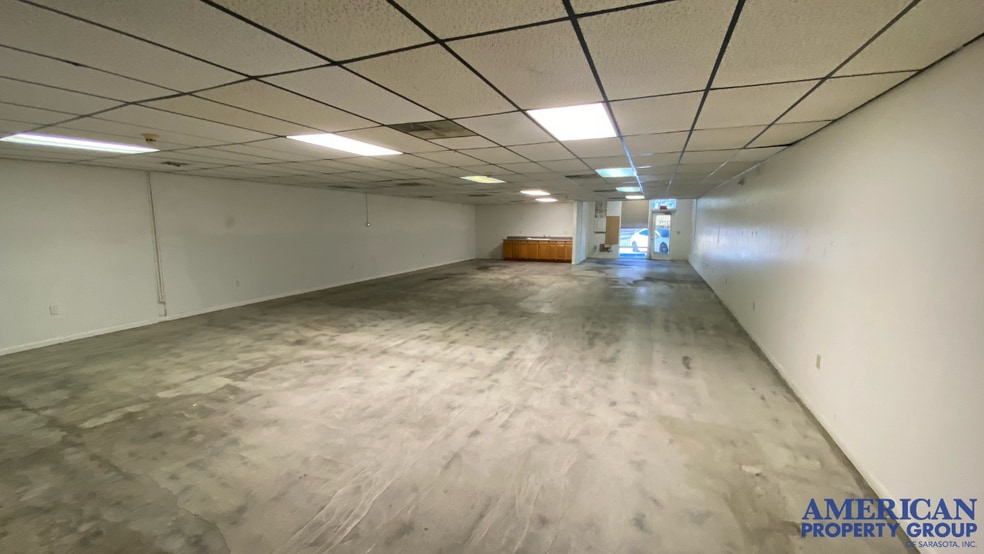 More Photos Of 6111-6121 Clark Center Ave, Sarasota Showroom For Lease