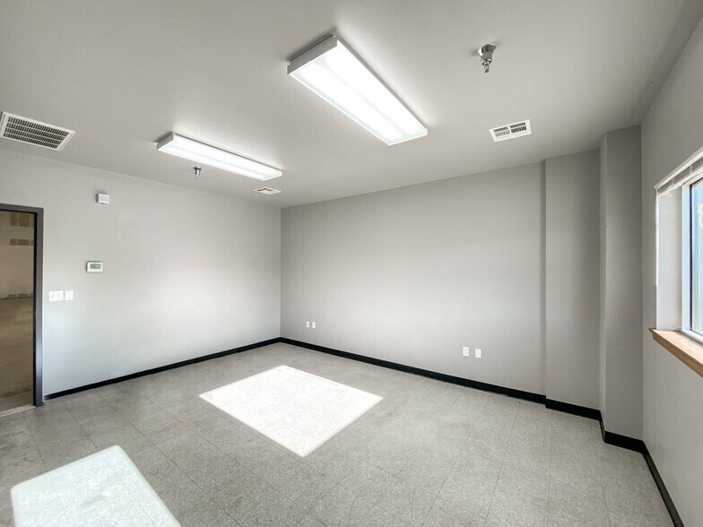 More Photos Of 7308 NW 164th St, Edmond Warehouse For Lease