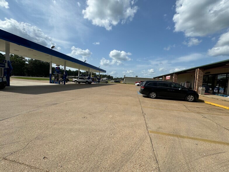 More Photos Of 9421 S Hwy 165, Woodworth Service Station For Sale