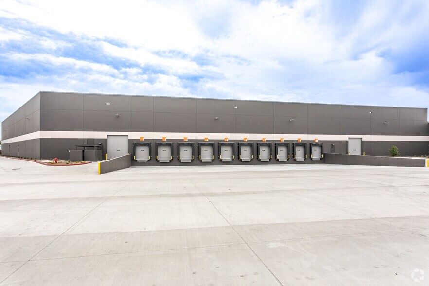 More Photos Of 12752-12822 Monarch St, Garden Grove Warehouse For Lease