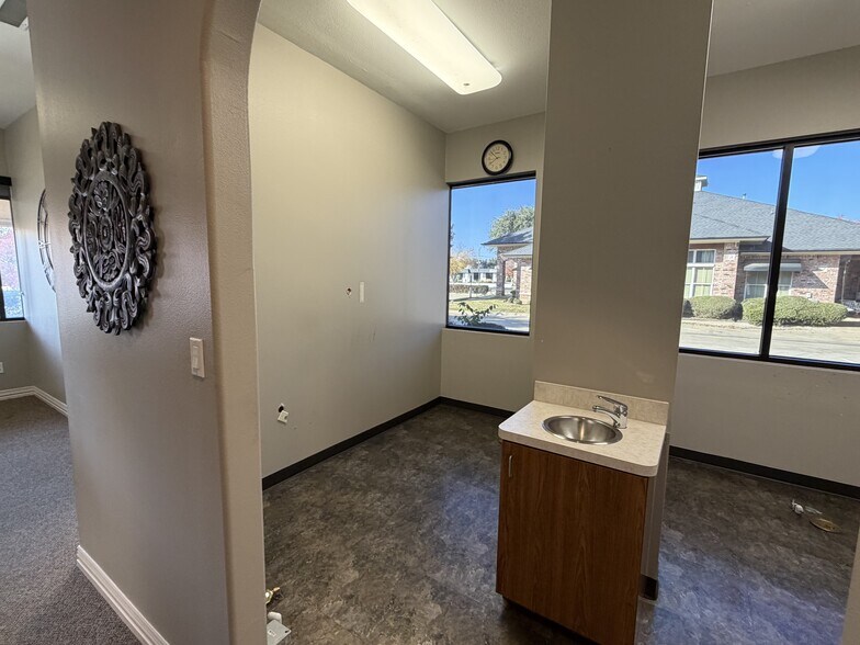 More Photos Of 1716 Chadwick Ct, Hurst Medical For Sale