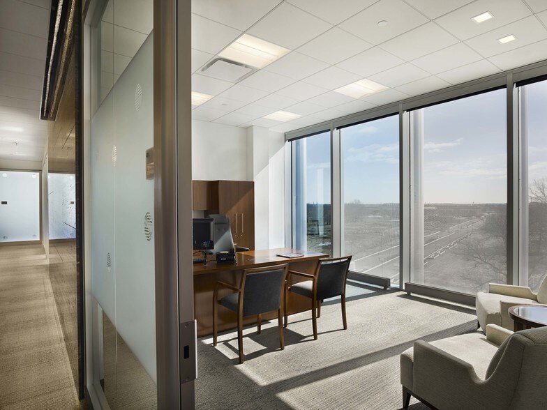 More Photos Of 150 Rouse Blvd, Philadelphia Office For Lease