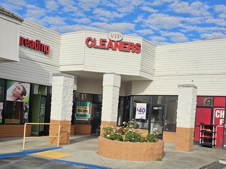 More Photos Of 7011 Warner Ave, Huntington Beach General Retail For Lease