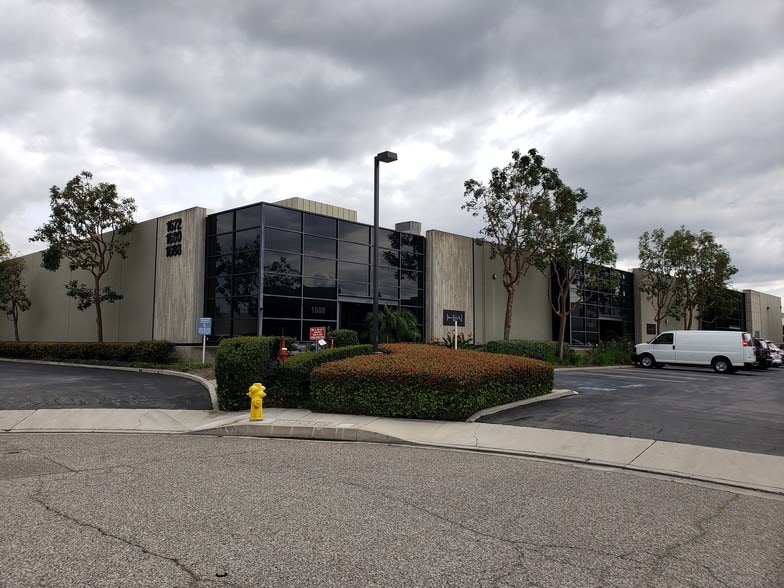 More Photos Of 1672-1688 Sierra Madre Cir, Placentia Showroom For Lease