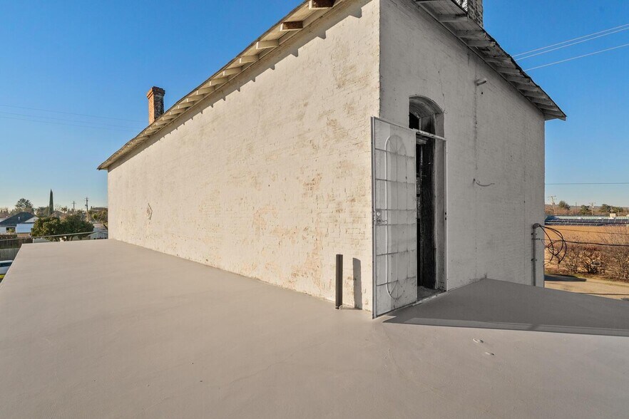 More Photos Of 2195 California St, Sutter Flex For Sale