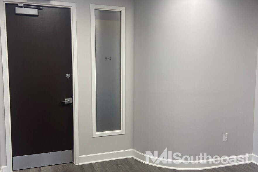 More Photos Of 2400 SE Federal Hwy, Stuart Office For Lease