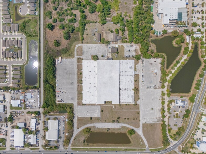 More Photos Of 100-106 Cattlemen Rd, Sarasota Distribution For Sale