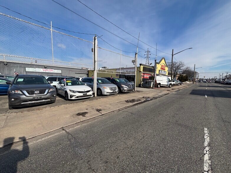 More Photos Of 553 Burnside Ave, Inwood Industrial For Lease