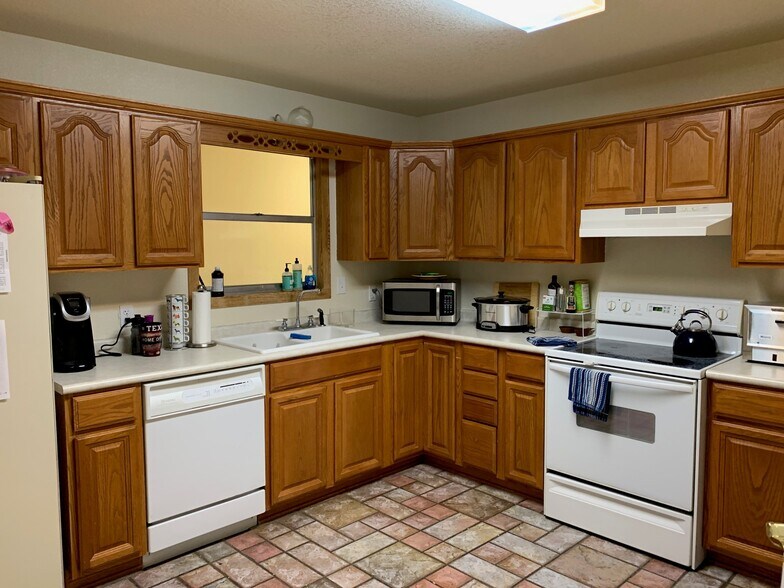 More Photos Of 207 Lake Rd, Belton Office For Lease