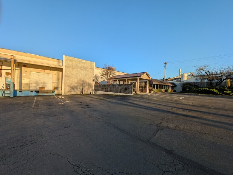 More Photos Of 2950-2952 NW Yeon, Portland Warehouse For Lease
