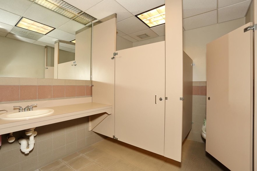 More Photos Of 58 Ware Rd, Upper Saddle River Flex For Lease