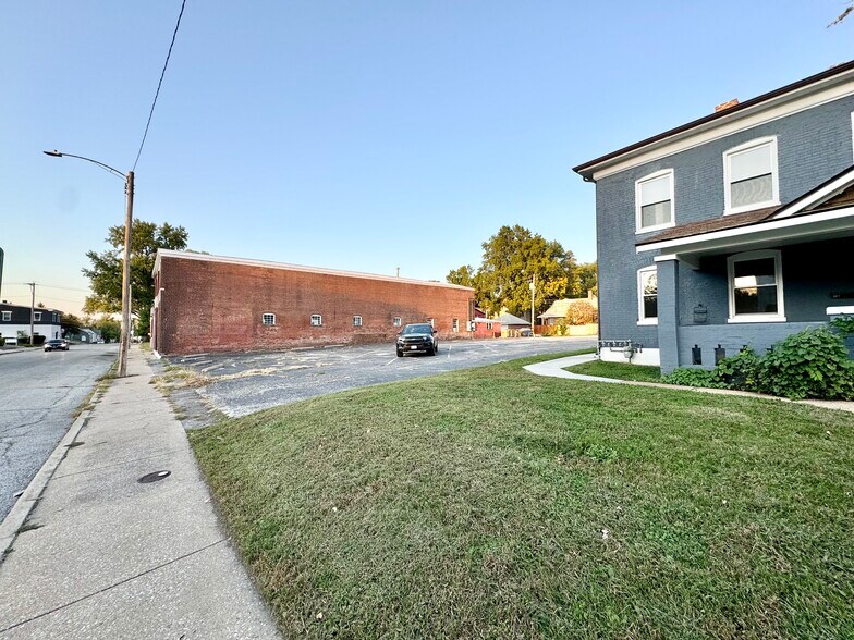 More Photos Of 302 N High St, Belleville Freestanding For Sale