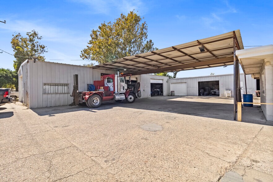 More Photos Of 611 TX-75, Willis General Retail For Sale