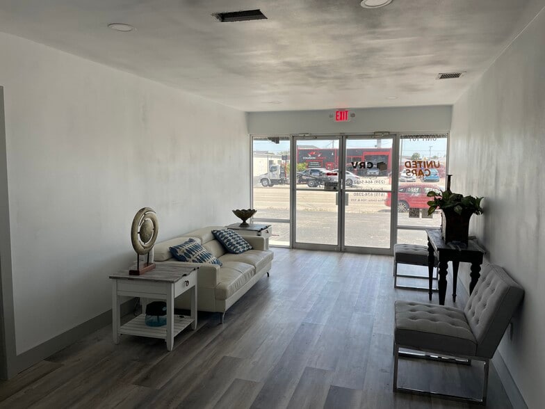 More Photos Of 944 Country Club Blvd, Cape Coral Warehouse For Lease