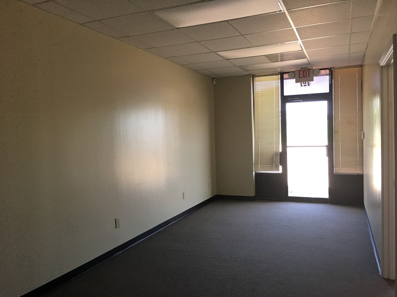 More Photos Of 400 N 11th St, La Porte Unknown For Lease