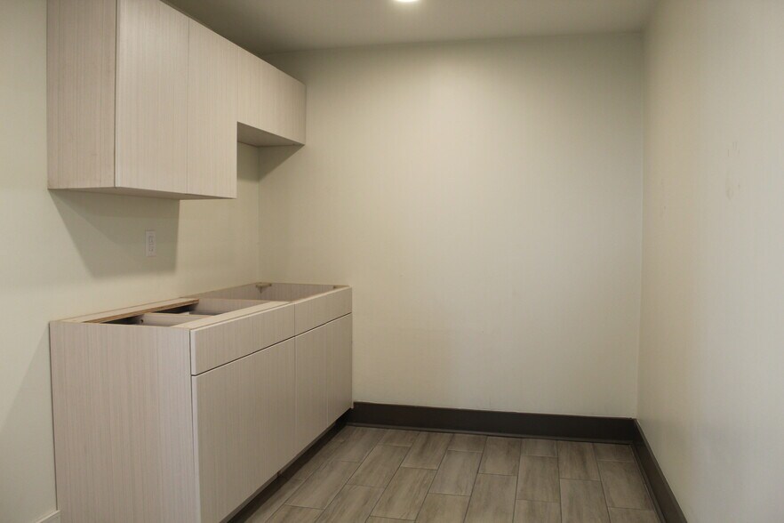 More Photos Of 3821 W Montague Ave, Charleston Flex For Sale