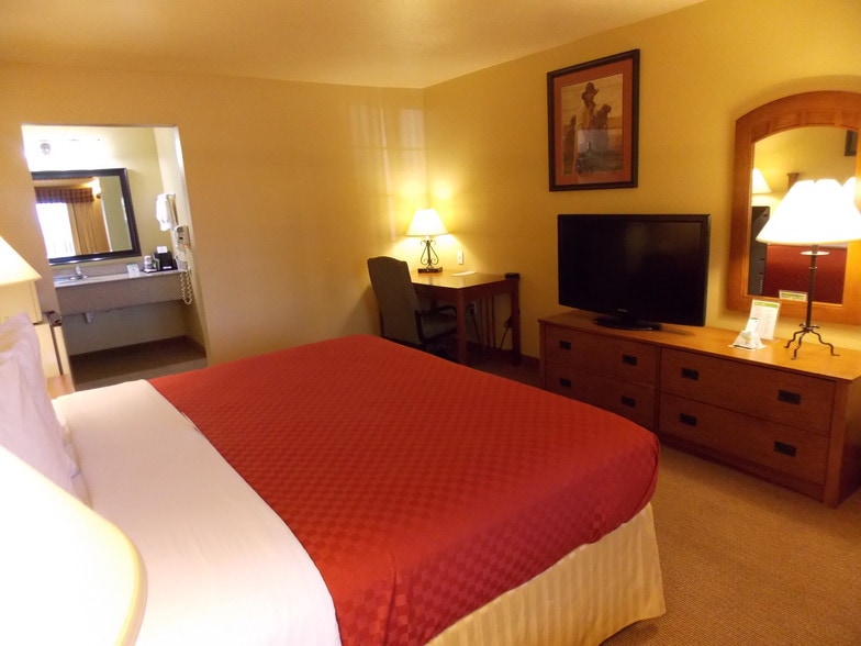 More Photos Of 207 US Highway 77 S, Hallettsville Hotel For Sale