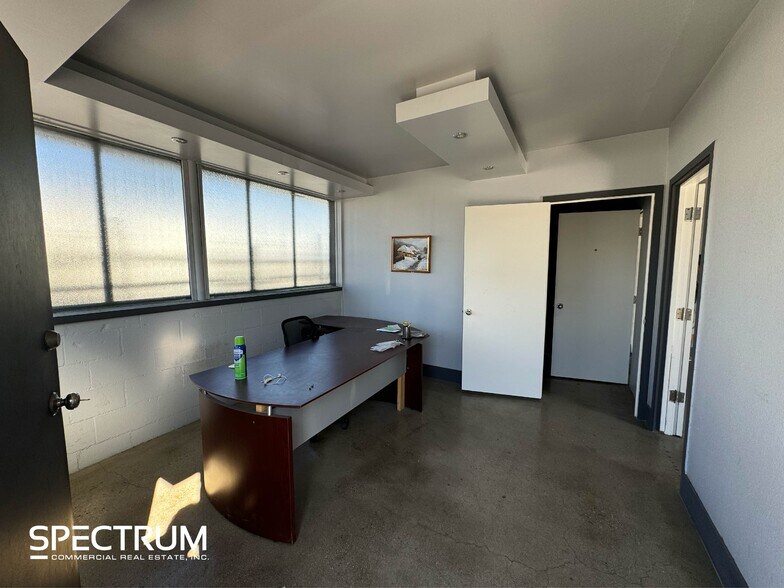 More Photos Of 7348 Deering Ave, Canoga Park Warehouse For Lease