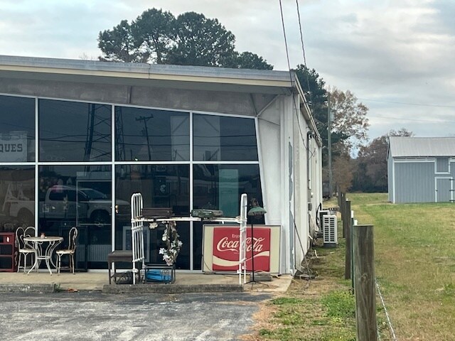 More Photos Of 14888 Court St, Moulton General Retail For Sale