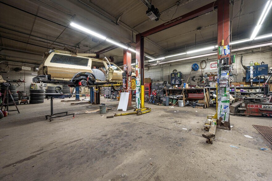 More Photos Of 5735 W Hampton Ave, Milwaukee Auto Repair For Sale