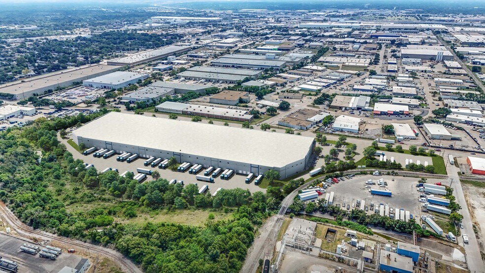 More Photos Of 2801 Wood Dr, Garland Distribution For Lease