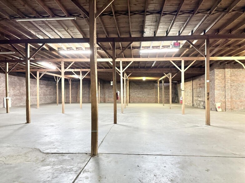 More Photos Of 803 9th St S, Columbus Warehouse For Lease