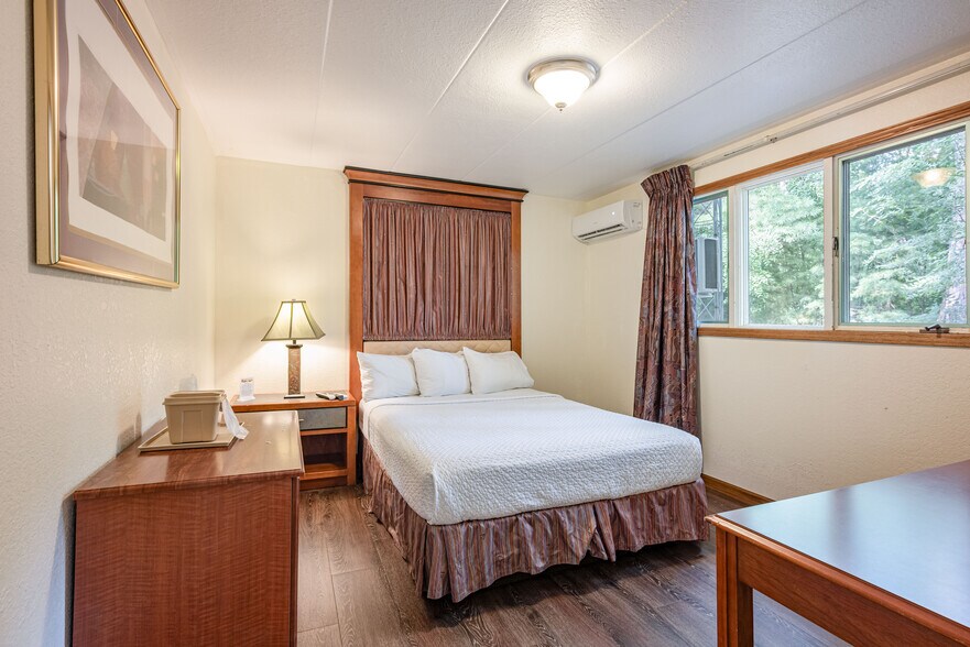 More Photos Of 1116 Broadway, Wisconsin Dells Hotel For Sale