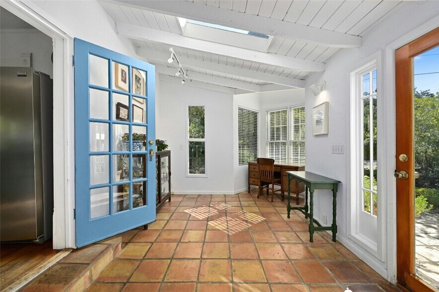 More Photos Of 167 N Tumbleweed Trl, Austin Specialty For Sale