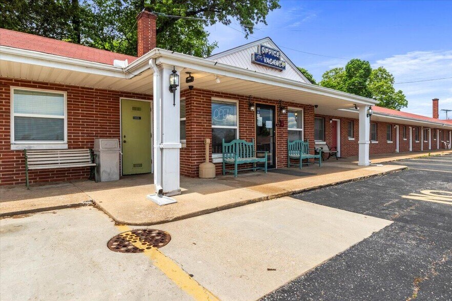 Primary Photo Of 505 Porter Wagoner Blvd, West Plains Hotel For Sale