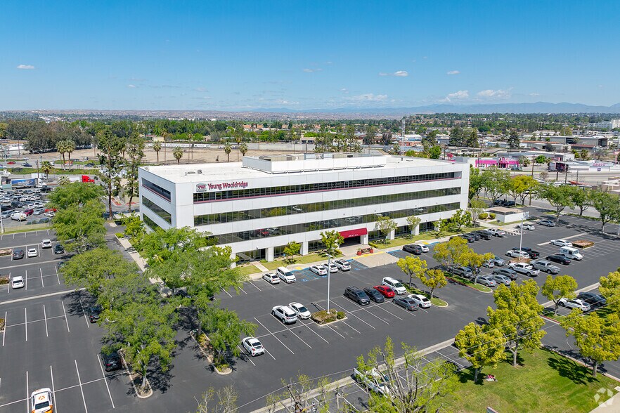More Photos Of 1800 30th St, Bakersfield Office For Lease