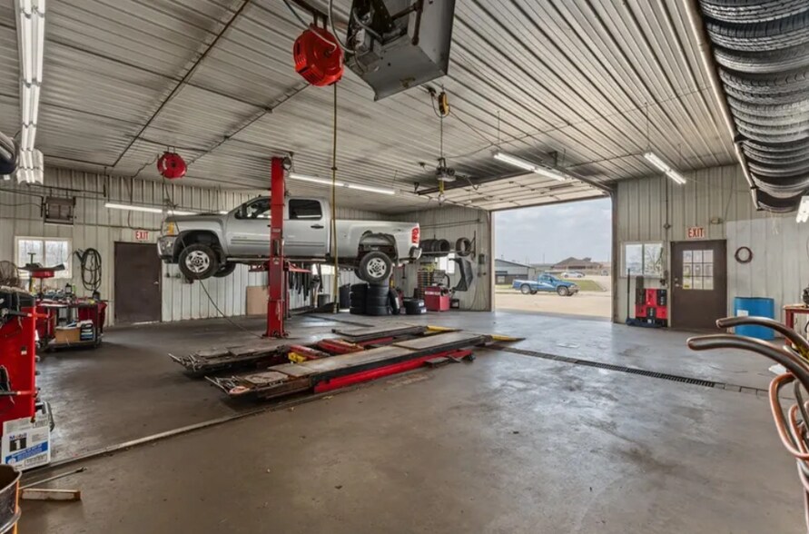 More Photos Of 2300 Hoffman Dr, Effingham Auto Repair For Sale