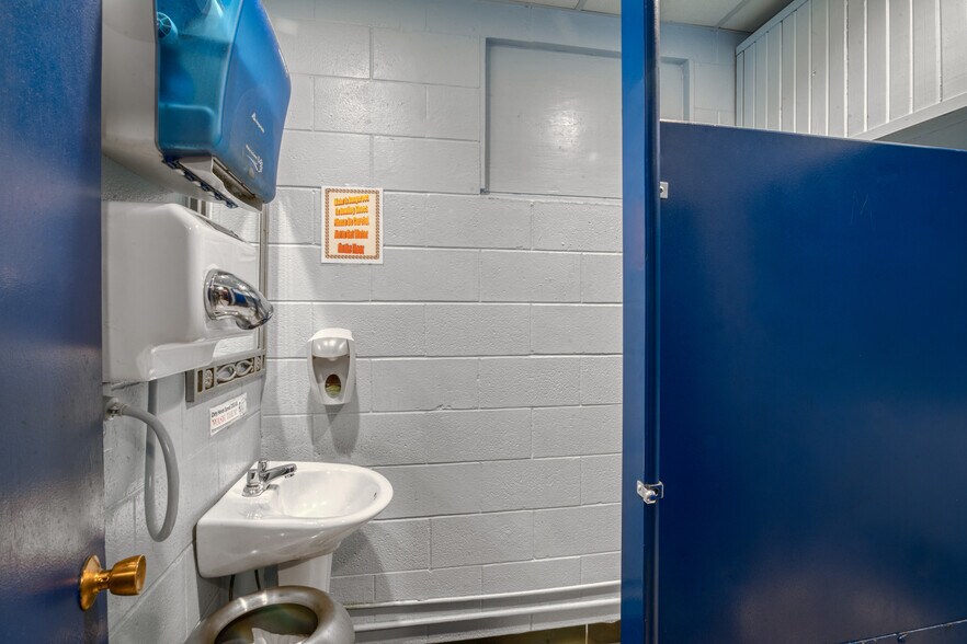 More Photos Of 1813 Main St, Cassville Bowling Alley For Sale