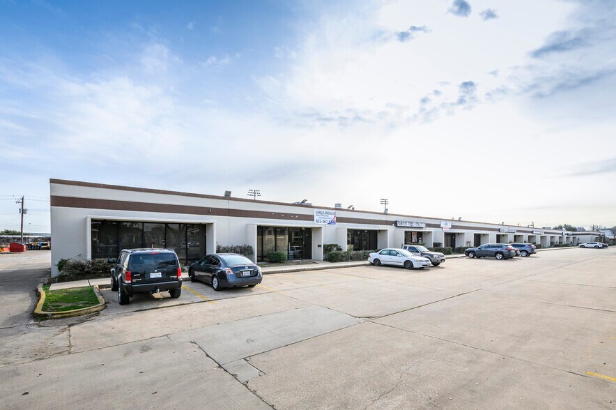 More Photos Of 10535 S Wilcrest Dr, Houston Warehouse For Lease