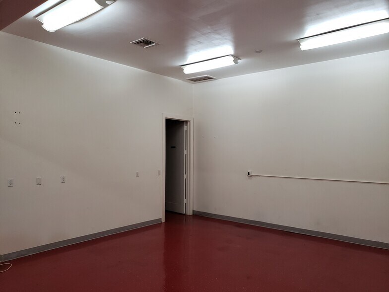 More Photos Of 3059-3061 SE Monroe St, Stuart Warehouse For Lease