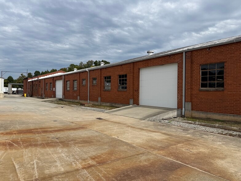 More Photos Of 200 E Market Center Dr, High Point Warehouse For Lease