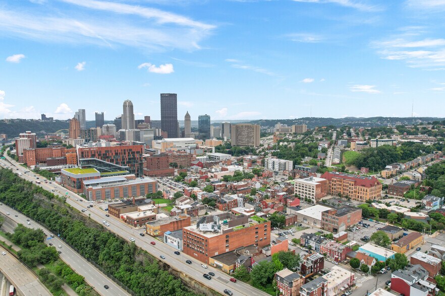 More Photos Of 1825 Boulevard of the Allies, Pittsburgh Showroom For Lease