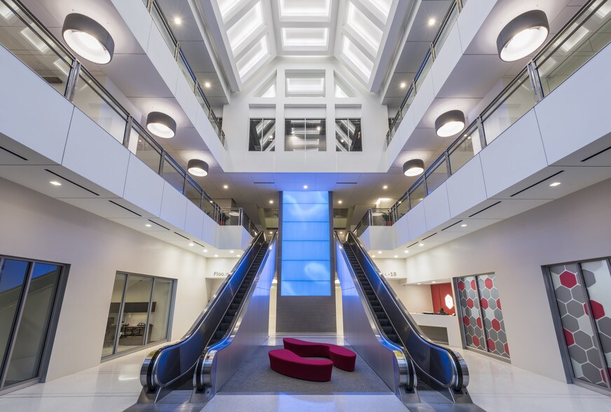 More Photos Of 10 W Market St, Indianapolis Office For Lease