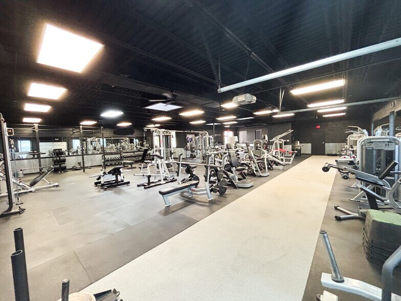 More Photos Of 2053 S Waverly Ave, Springfield Office For Sale